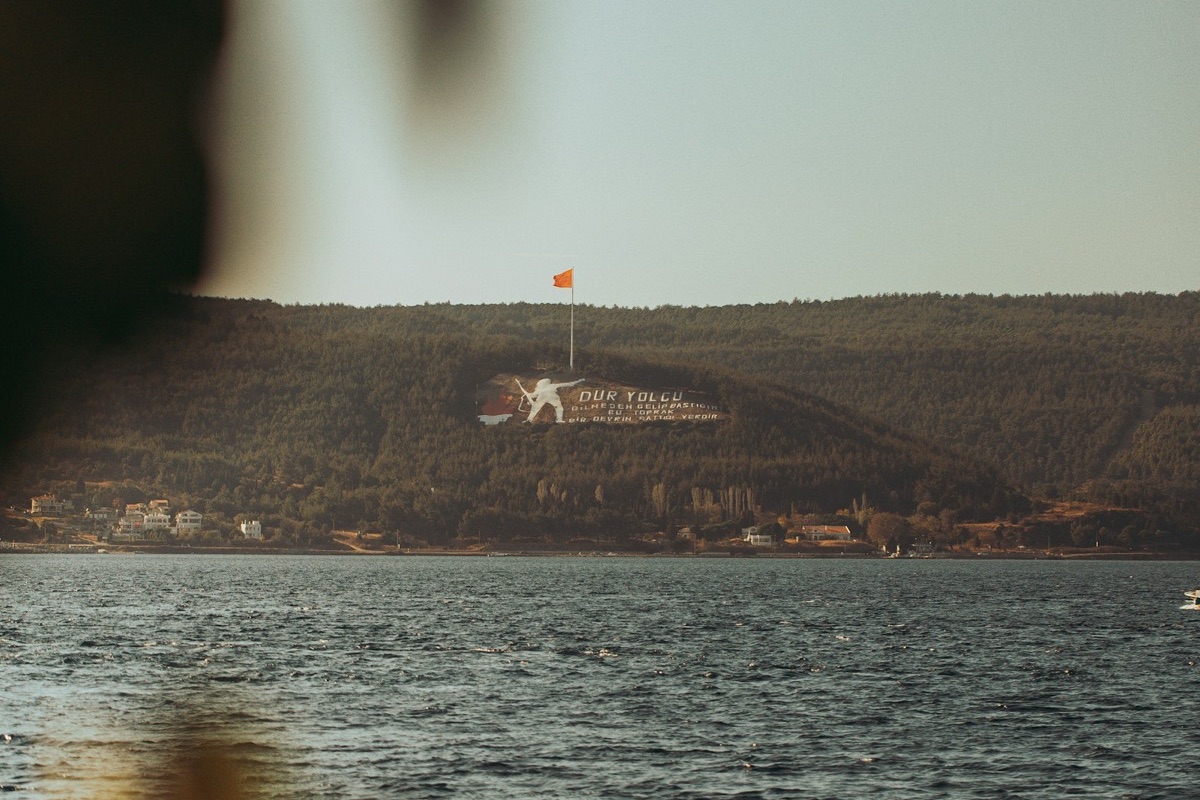 Çanakkale Boğazı ve karşı kıyıdaki tepeler