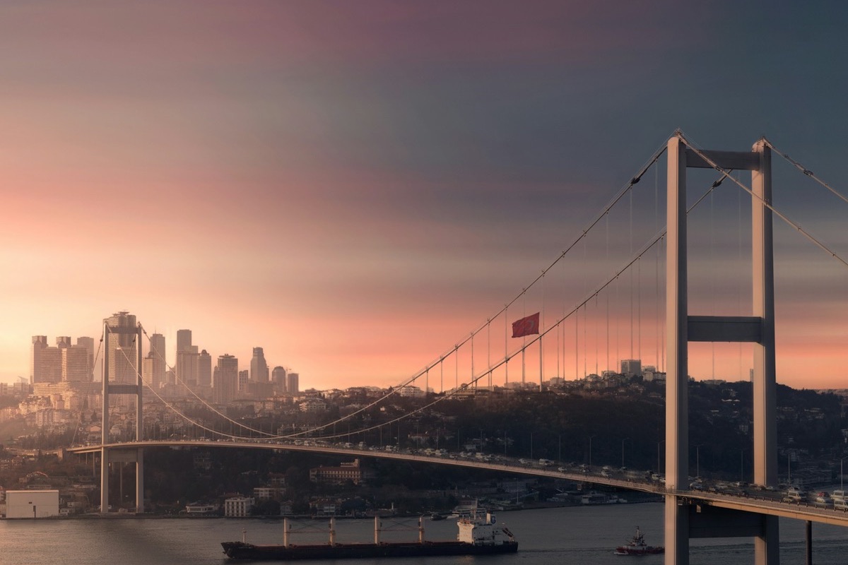 Gün batımında İstanbul Boğazı ve köprü