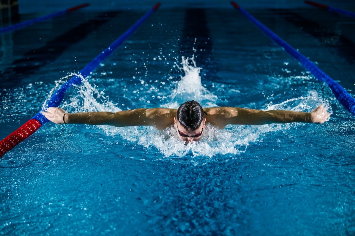 Kelebek stilinde yüzen sporcu